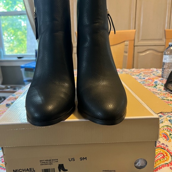 Michael Kors “Britt Bootie”. Size 9 Like new - Picture 2 of 7